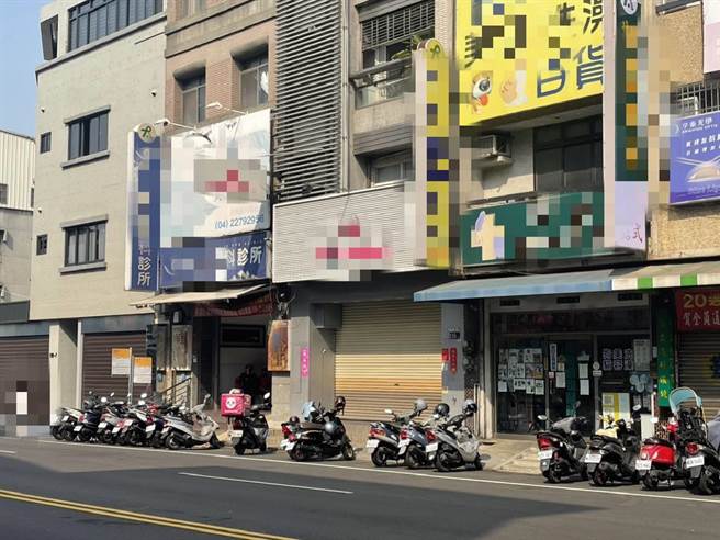 台中市太平区中兴路一家眼科诊所日前被人暗夜泼漆。（民眾提供／冯惠宜台中传真）