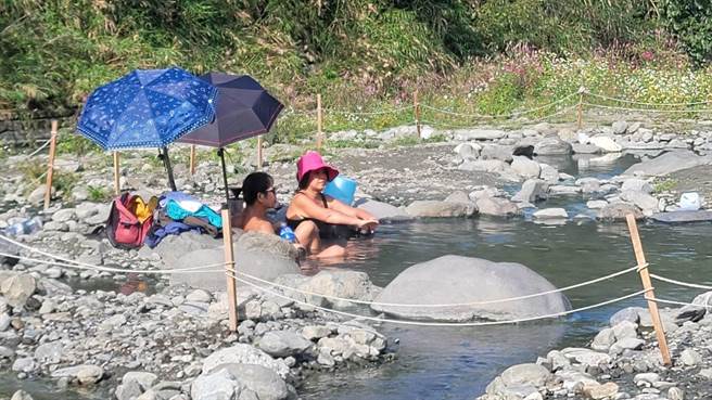 玉里镇安通溪边温泉池，抽不到水，有当地民眾在溪床以石头砌成简易泡汤池泡汤。（民眾提供）