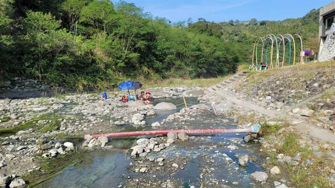 玉里镇安通溪边温泉池，抽不到水，有当地民眾在溪床以石头砌成简易泡汤池泡汤。（民眾提供）