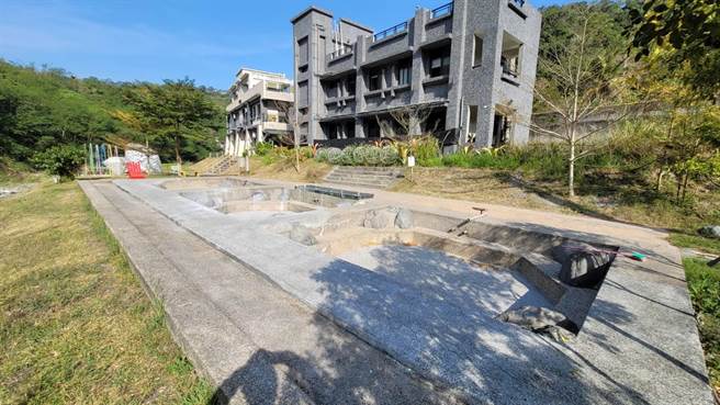 玉里镇安通溪边有3座温泉池，长年免费提供民眾泡汤，但马达坏掉，抽不到水，池子乾枯。（民眾提供）