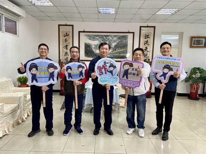 今（16日）宜兰县警察局邀请天王级艺人铁齿（左2）及马沙（右2），与局长林武宏（中）开设网路直播节目「阿宏ㄟ心声」。（吴佩蓉摄）