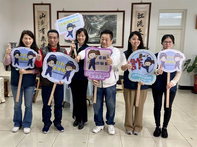 今（16日）宜兰县警察局邀请天王级艺人铁齿及马沙，与局长林武宏开设网路直播节目「阿宏ㄟ心声」。（吴佩蓉摄）