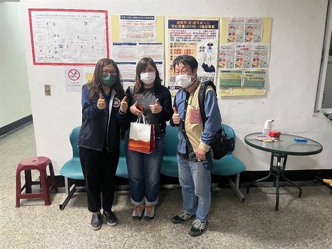 日籍山下夫妻因3年前深受移民署高雄市专勤队帮忙，返回日本后牢记在心，日前到专勤队找当时帮忙的移民官道谢。（翻摄照片／崔正纲高雄传真）