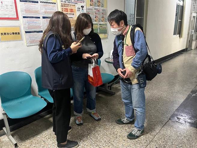 日籍山下夫妻道谢后还不忘与移民官加赖，邀请移民官到日本玩时可以找他们帮忙。（翻摄照片／崔正纲高雄传真）