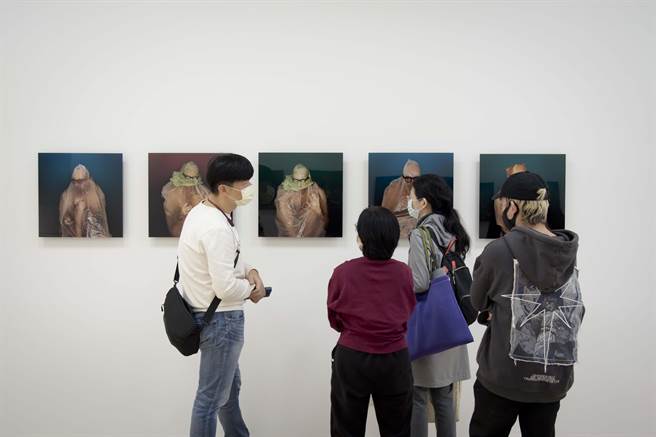 华梵学生对于季勇的驻校交流展非常感兴趣。（华梵大学提供）