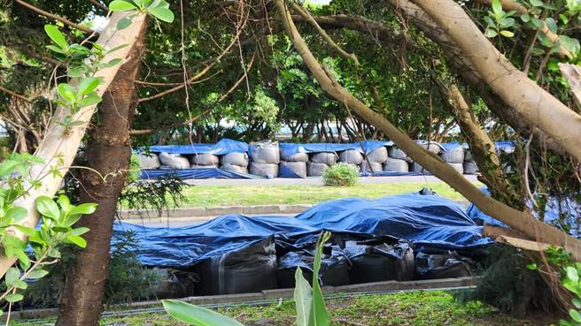 由台北市管理的八里污水处理厂，日前被发现在场区堆置至少400包淤泥，浓烈的恶臭让周边居民叫苦连天，新北市议员郑宇恩接获陈情后到现场勘查，更发现该处不仅臭气熏天，还吸引大量蚊虫，痛批八里污水处理厂长期漠视八里乡亲权益。(黄敬文翻摄)