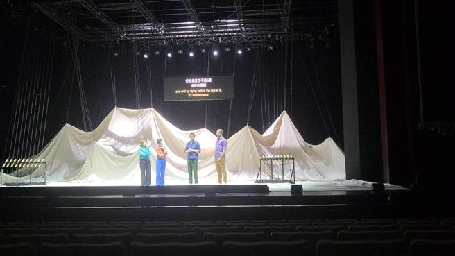 将灾难现场的人道救援工作搬上舞台，新任法国亚维侬艺术节的艺术总监提亚戈．罗提吉斯（Tiago Rodrigues）全新创作《不可能的边界》，今日下午在台北国家戏剧院彩排。（李欣恬摄）