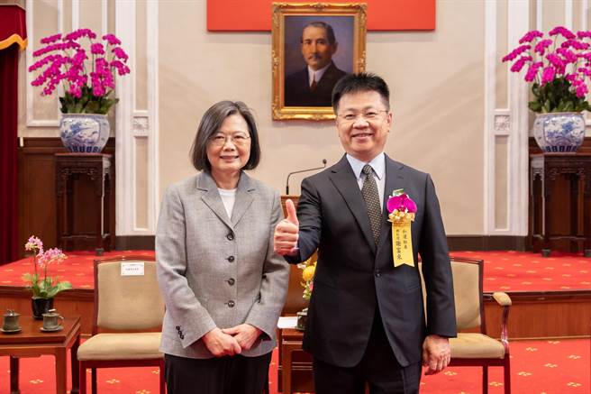 和运租车总经理谢富来(右)接受总统蔡英文接见，表扬玉山奖全国首奖卓越实绩。（和运提供）