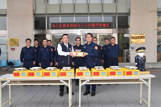 乌日区农会16日捐赠70组爆闪式警示灯乌日警分局，以提醒用路人放慢车速，减少交通事故发生。 （乌日警分局提供／潘虹恩台中传真）