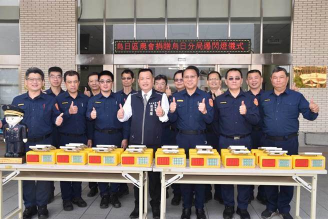 乌日区农会16日捐赠70组爆闪式警示灯乌日警分局，以提醒用路人放慢车速，减少交通事故发生。 （乌日警分局提供／潘虹恩台中传真）