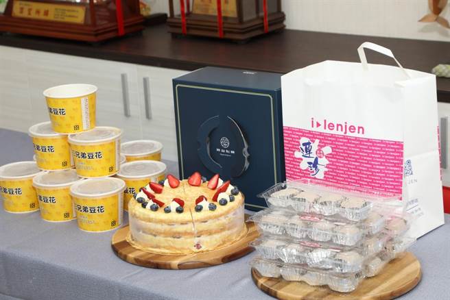 ▲基隆市政府准备了「三法宝」迎接交通部，分别是三兄弟豆花（左）、三奇壹号千层蛋糕（中）、以及连珍芋泥球（右）。（基隆市政府提供／徐佑升基隆传真）