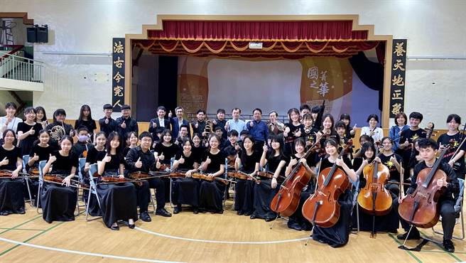 宜蘭縣國華國中管樂團、絲竹樂團、國樂團、管弦樂團在111學年度全國學生音樂比賽中，拿下4座特優獎座，繼去年再次奪得4滿貫。（吳佩蓉攝）