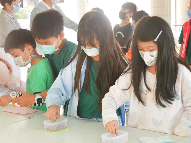 新上国小三年级学生通过五关体验了身体障碍的不便。（高雄市教育局提供）