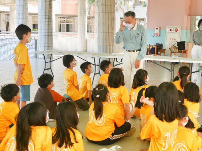 新上国小生命教育闯关活动，邀请伊甸基金会、大爱爸妈们一起担任志工，跟孩子说明每一关的意义。（高雄市教育局提供）