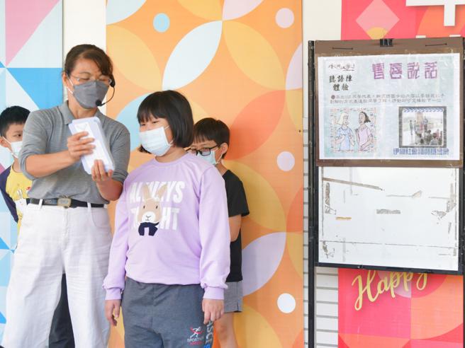 「看唇说话」让学生体验听障人士沟通的不容易(高雄市教育局提供)