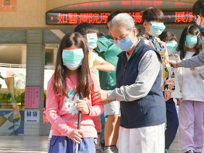 闯关活动除了要学生对身障人士多一分关怀与包容，也要好好珍惜自己的身体与生命(高雄市教育局提供)