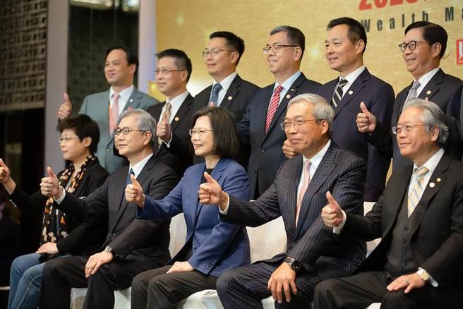 国际金融市场近日动盪加剧，蔡英文总统表示，面对疫后经济的挑战，政府已经公布相关计画协助企业留住人力，度过短期难关。（总统府提供）