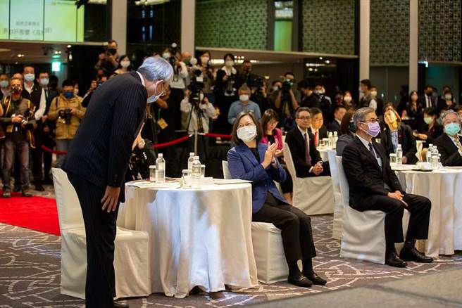 国际金融市场近日动盪加剧，蔡英文总统表示，面对疫后经济的挑战，政府已经公布相关计画协助企业留住人力，度过短期难关。（总统府提供）