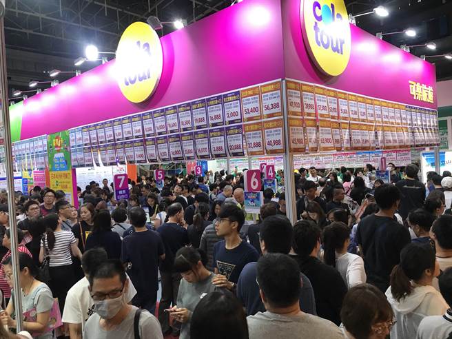 高雄巨蛋旅展明天登场，预料吸引大批民眾。图为去年盛况。（柯宗纬翻摄）
