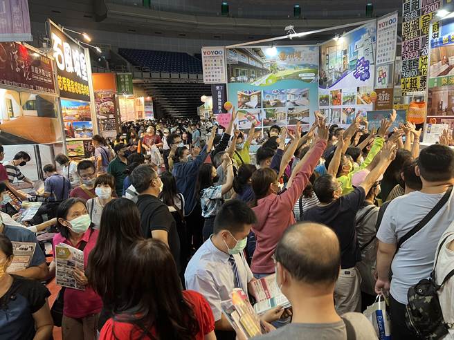 高雄巨蛋旅展明天登场，预料吸引大批民眾。图为去年盛况。（柯宗纬翻摄）