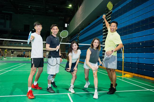 艾力克斯（右起）、李咏娴、莘妮、张振榕、游书庭是羽球球友。（艾迪升传播提供）