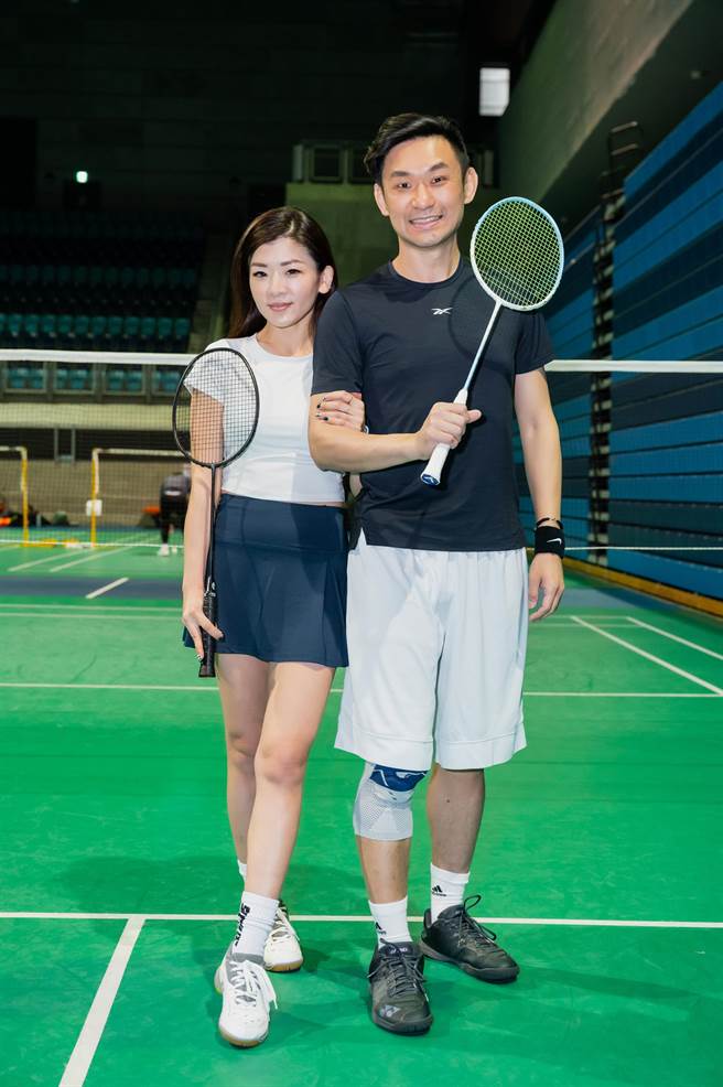 张振榕（右）和老婆莘妮每周定期打羽球。（艾迪升传播提供）