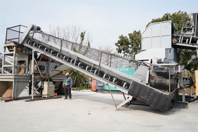 云林县府引进的「全移动式垃圾机械分选产制SRF系统」，可把每100公吨垃圾制成50到60公吨再生燃料。（云林县环保局提供）