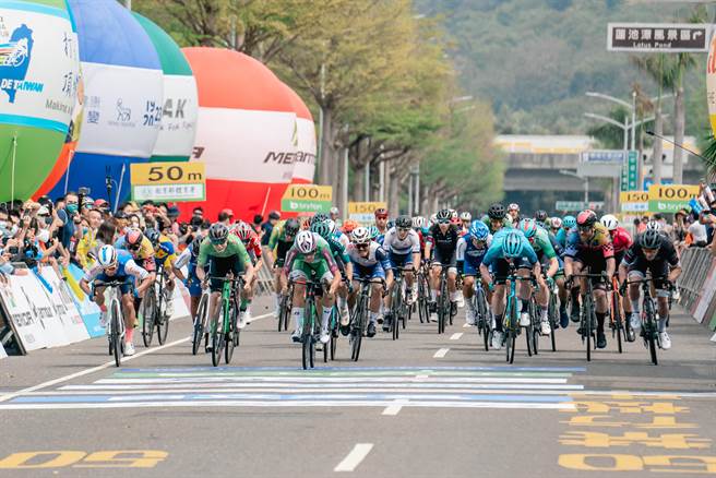 2023年国际自由车环台公路大赛最终站16日在高雄盛大登场，最终由义大利车手赞诺赛罗夺下单站冠军，马来西亚登嘉楼队的荷兰车手梅杰尔保住1秒优势守住黄衫总冠军，而中华队选手则拿下团体单站第三、亚洲第一的佳绩。（高市府运发局提供／洪浩轩高雄传真）