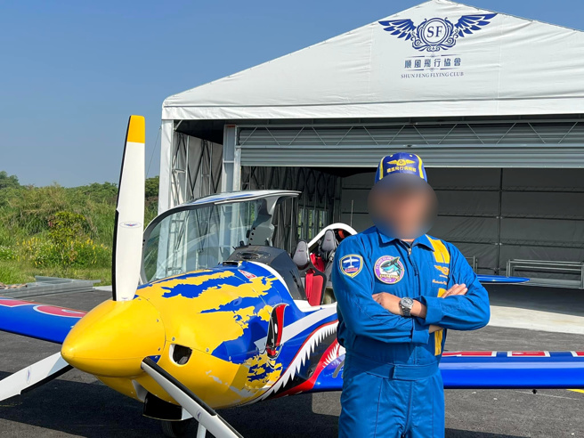 顺风飞行俱乐部一架轻航机于16日下午坠毁造成1名教练及1名学员罹难，图为罹难教练林国裕生前与飞机合影。（图／翻摄照片）