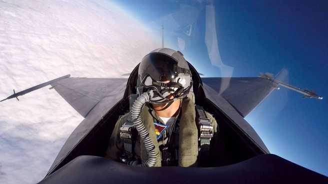 顺风飞行俱乐部一架轻航机于16日下午坠毁造成1名教练及1名学员罹难，图为罹难教练林国裕生前的飞行英姿。（图／翻摄照片）