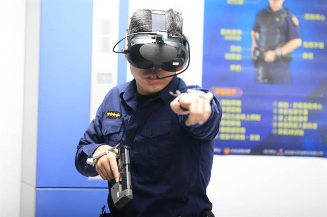 警政署建置「智慧XR（延展实境）警勤训练」系统，让员警彷佛置身实际执勤现场。(翻摄照片／林郁平台北传真）