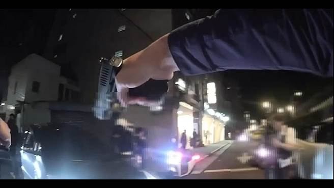 警方拔枪，要求眾人冷静，勿再推挤斗殴。（翻摄画面）