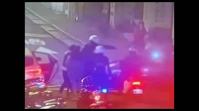 警方赶往现场处理这起感情纠纷引发的斗殴。（翻摄画面）