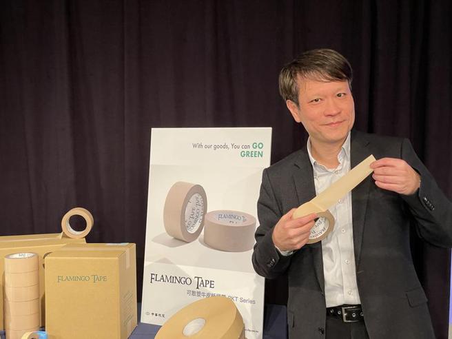 （华纸纤维材料事业部总座陈瑞和表示，以回收纤维制成的「牛皮纸胶带」目前在观音厂投产，将推进国际市场。图／邱莉玲）
