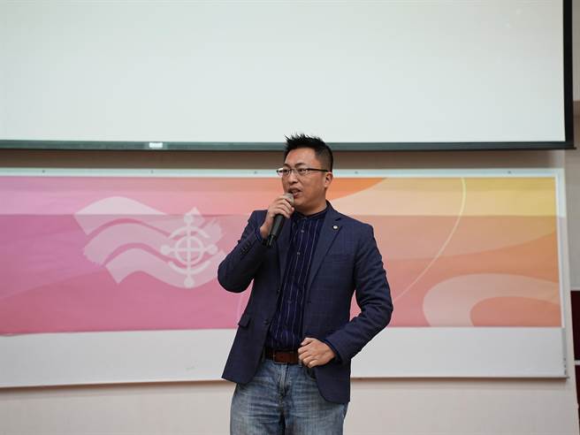 新北市议员王威元强调党中央若不回应民意，「2024只会重蹈2020覆辙」。(黄敬文摄)