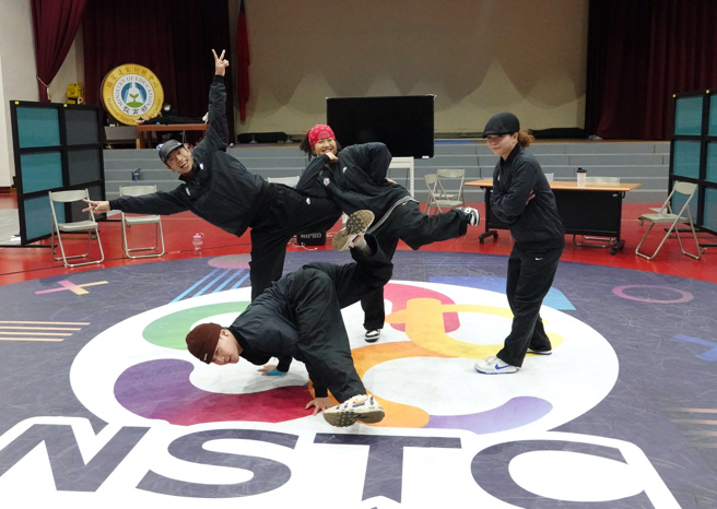 杭州亚运中华霹雳舞培训队，前为孙振。（毛琬婷摄）