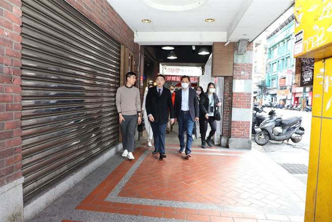 基隆市长谢国梁16日下午视察爱三路庙口商圈，推动骑楼净空政策。（基隆市政府提供／张志康基隆传真）