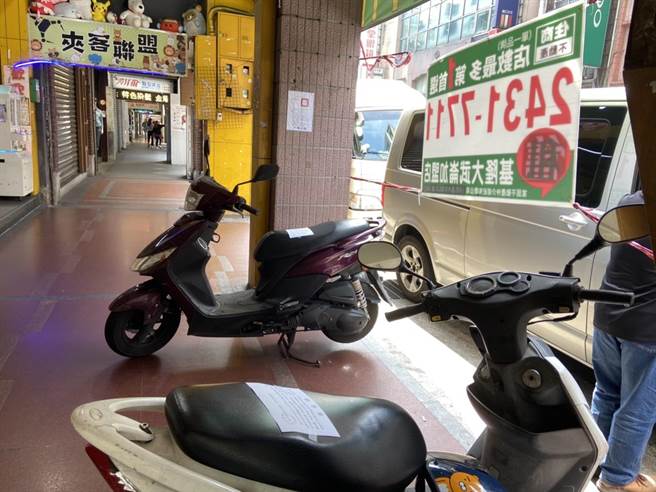 基隆市仁爱区公所贴出公告，宣导骑楼净空政策。（张志康摄）