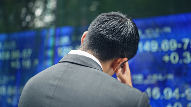 欧美银行接连爆出问题、引发投资人担忧可能掀起骨牌效应，亚洲股市今天收盘应声挫低。（示意图／Shutter Stock）