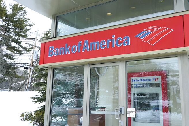 许多美国人担心自己的存款银行体质不佳，因此把钱从原先帐户转至包括摩根大通、美国银行和花旗等被视为大到不会倒闭的银行巨擘。图／美联社