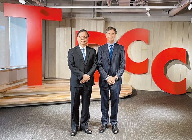 APG秘书长Dr. Gordon Hook（右）与集保结算所董事长朱汉强会后合影。图／集保结算所提供