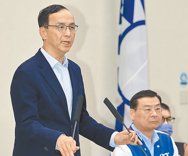 因应2024立委选举，国民党通过选策会成员名单，却引爆党内部分人士不满。图为国民党主席朱立伦（左）15日主持中常会呼吁要团结。（刘宗龙摄）