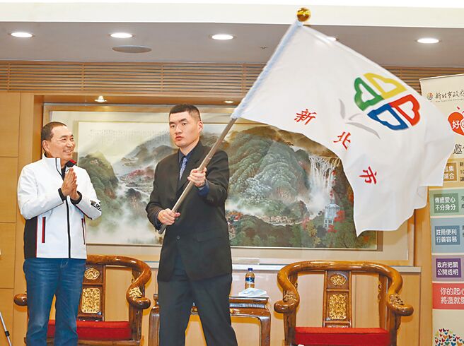 图为新北市长侯友宜（左）15日出席新北市身心障碍青年访美城市交流授旗活动，授旗给团长陈弈宏（右）。（刘宗龙摄）