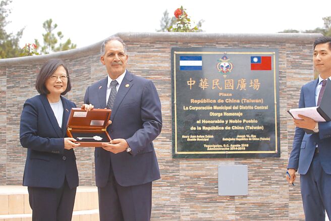 宏都拉斯总统卡蕬楚宣布欲与中国大陆建立正式外交关系，台湾恐再失去一个邦交国。图为蔡英文总统2017年1月9日（当地时间）访宏都拉斯，前往中华民国广场参观，宏京市长阿斯夫拉（左二）致赠市钥。（中央社）