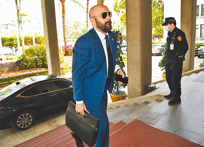 宏都拉斯总统卡蕬楚（Xiomara Castro），14日晚间在推特上发文，称已指示该国外交部长雷依纳（Eduardo Reina）处理与大陆建交事宜。对此，我外交部表示已表达严正关切。宏都拉斯驻台大使布罗德（见图）15日前往外交部说明。（郑任南摄）