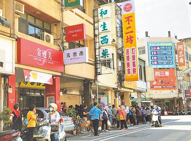 国内蛋荒延烧多月，彰化排队名店「不二坊蛋黄酥」，近日贴出公告，以物价上涨为由，蛋黄酥4月1日起每颗上涨至50元。（本报资料照片）