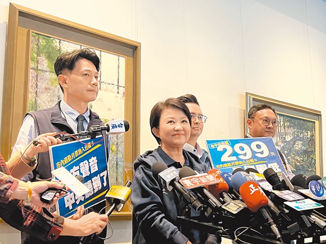 台中市长卢秀燕（左二）宣布，台中市民限定的市内通勤月票299元吃到饱，将纳入台铁。（林欣仪摄）