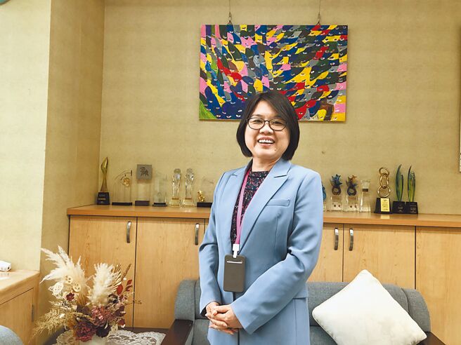 台北市社會局長姚淑文過去長期關注婦女保護議題，總是在第一線陪伴個案。（張芷瑜攝）