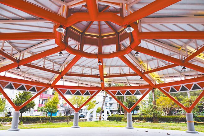 位于花莲市区中流公园的拉署旦部落文化聚会所，屋顶採阿美族太阳意象设计。（花莲市公所提供／王志伟花莲传真）