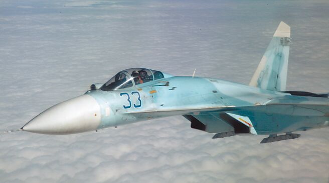 图为俄罗斯苏恺-27（Su-27）战斗机在云层上方飞行。（摘自美国国防部官网）